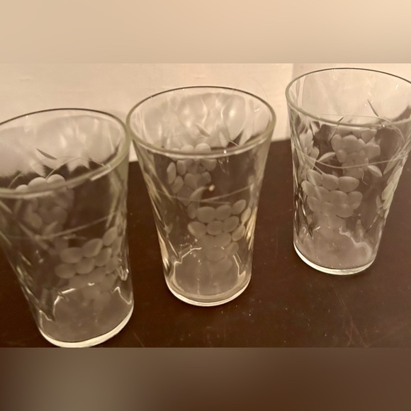 3 Vintage, mid century, grape engraved shot glasses. - Picture 3 of 9